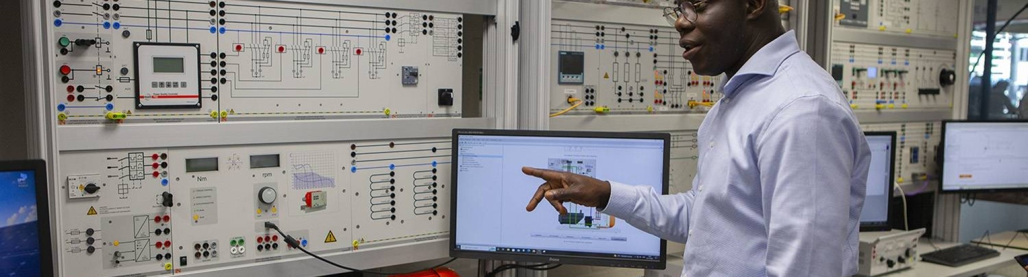 Ballard Asare Bediako geeft les aan Enexis-medewerkers bij HAN Watts