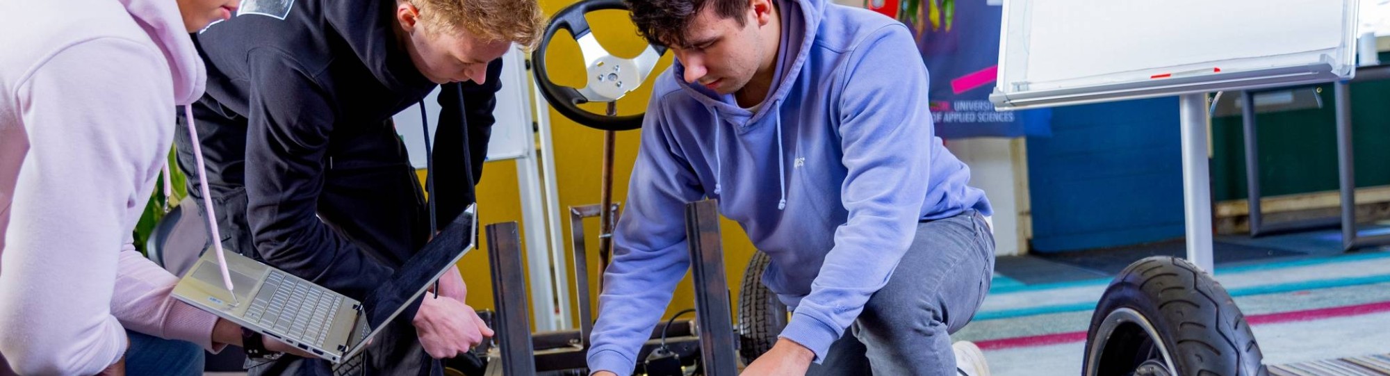 3 studenten werken aan Boyle, eenpersoonswaterstofvoertuig H2lab Waterstoflab IPKW