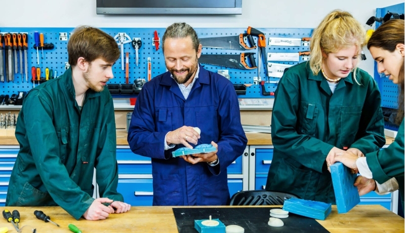 Industrieel product Ontwerpen werkplaats uitleg van een docent aan studenten engineering IPO