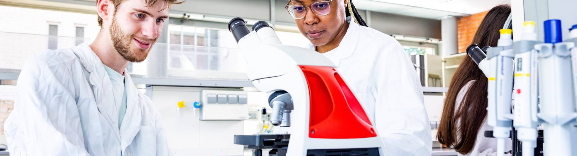twee studenten in het lab met microscopen