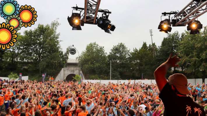 Foto van het publiek tijdens het Open Up Festival op 24 augustus 2023 in het Goffertstadion