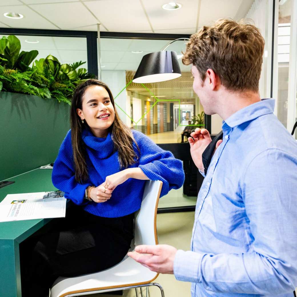 Studenten Bedrijfskunde voltijd in gesprek in de studio