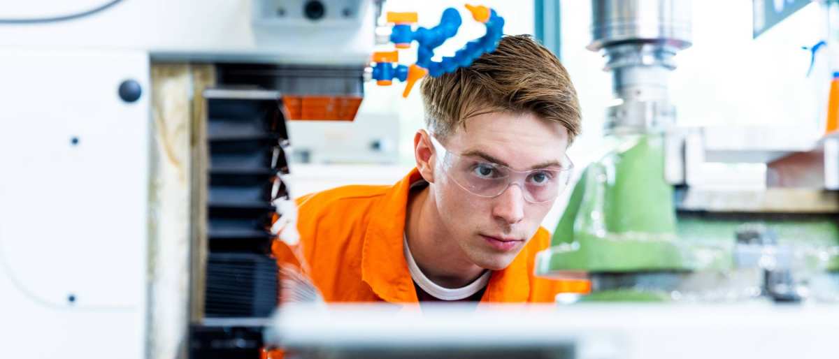 Mechanical Engineering - Werktuigbouwkunde - student behind milling machine