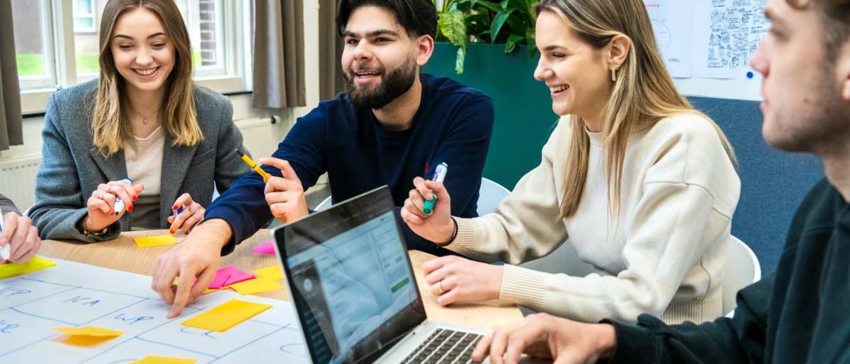 Ondernemerschap & Retail Management studenten in overleg