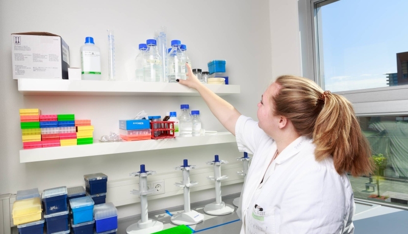 Cursist op het lab tijdens Cursus Bloedbankkunde