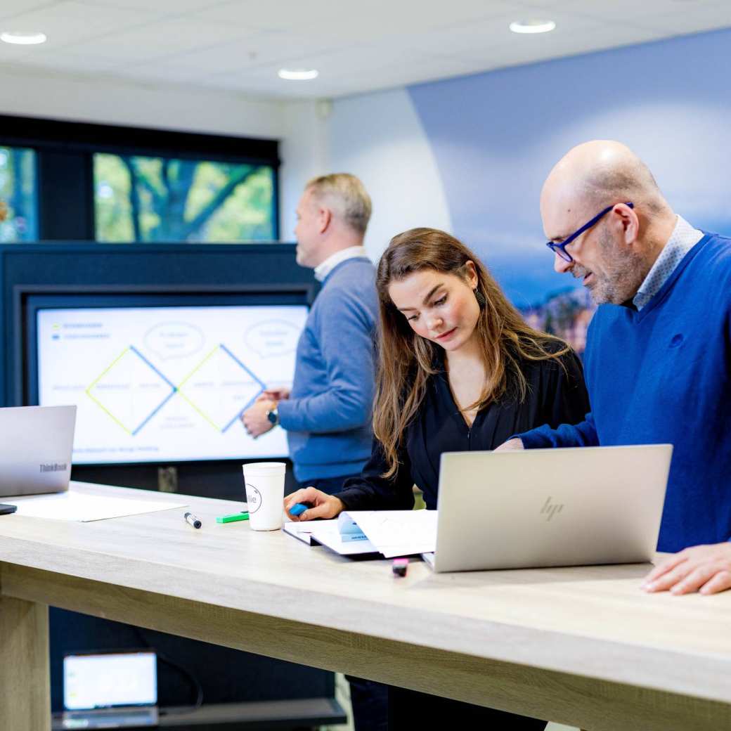 studenten master Business Sales in overleg op de HAN.