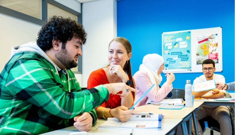 Cursisten en docent NT2 in klaslokaal HAN University of Applied Sciences