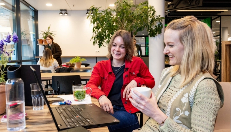 Bedrijfskunde deeltijd, studenten werken samen in de Hangar met laptops en koffie