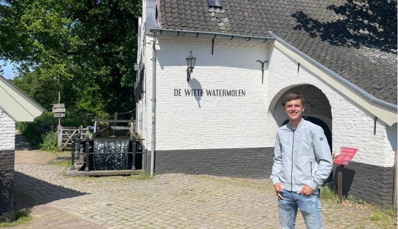 pabo-student pelle verijzer voor de witte watermolen