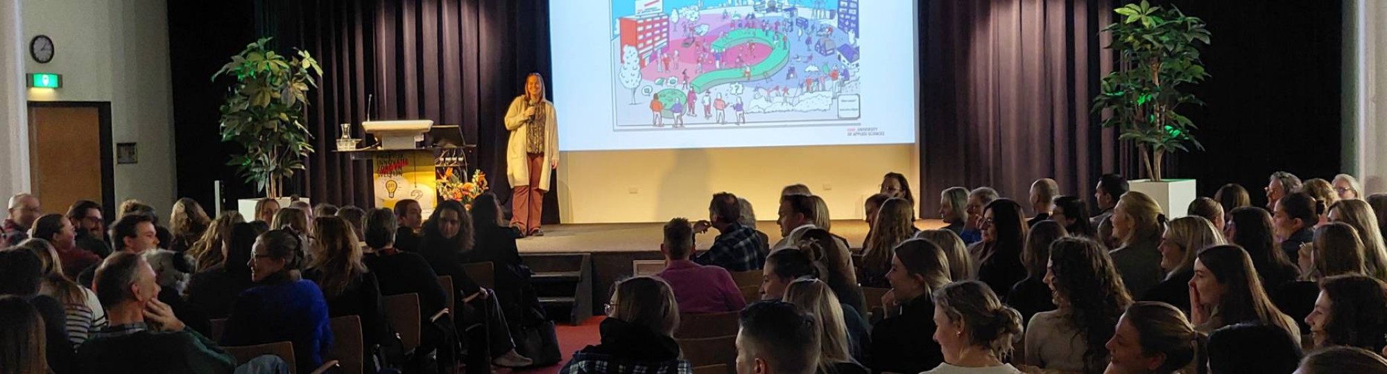 Dagvoorzitter Fleur de Wolf. Foto van symposium als feestelijke afsluiting van het eerste semester.