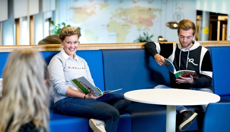 Studenten Lezen met de Leescyclus lezen een boek en lachen.