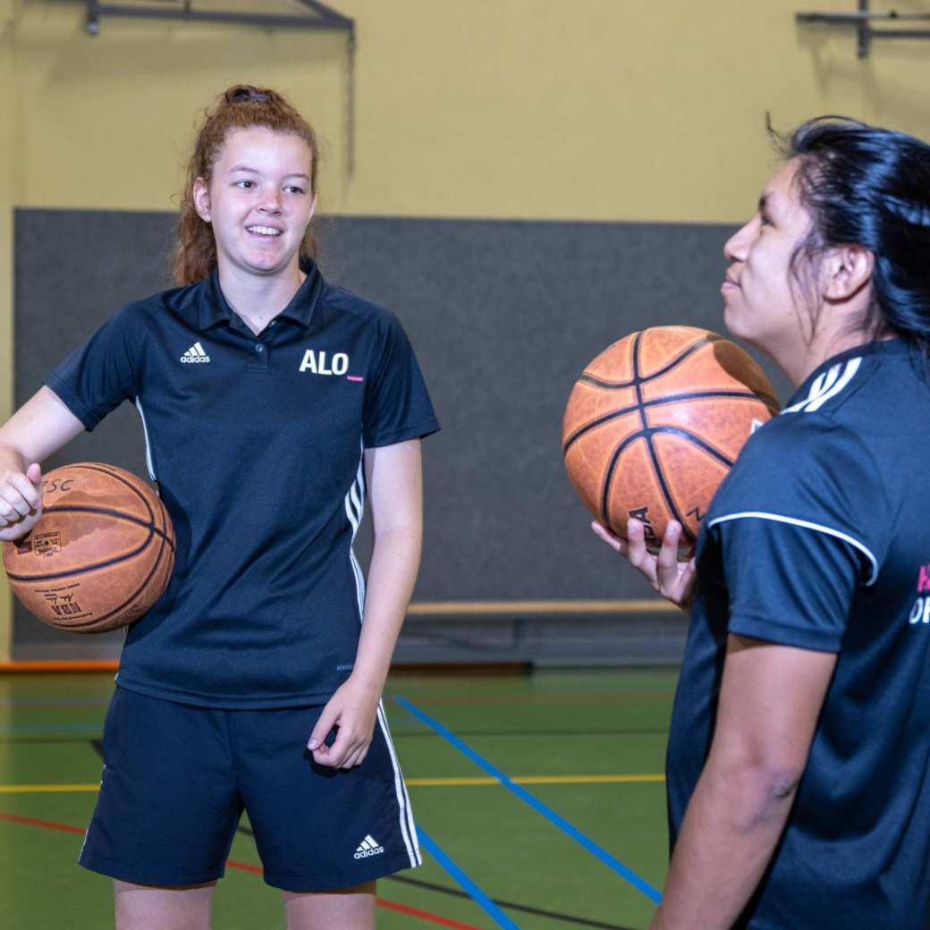 alo liggende foto selena en esteban in gymzaal met basketbal 2022