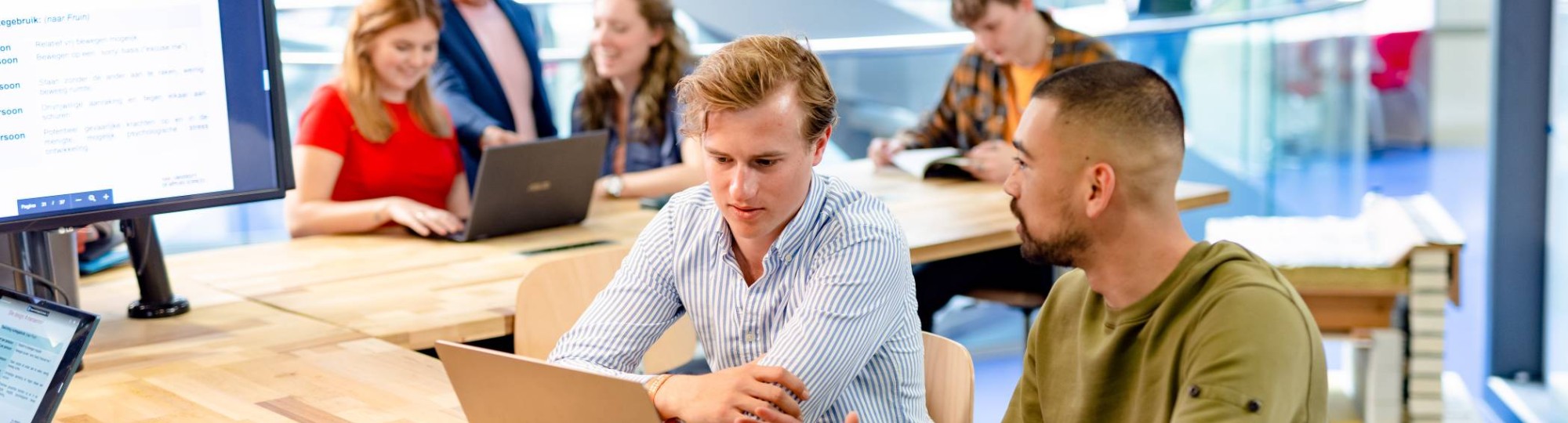 Facility Management, foto 8219, studenten aan het werk op de laptop, samenwerken