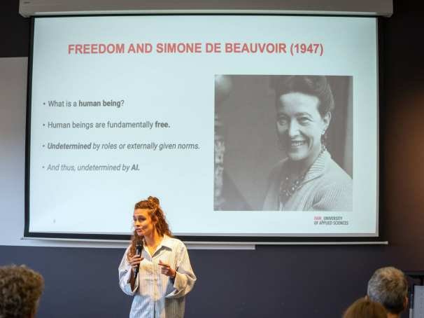 Associate lector Business Ethics Kim Meijer presenteert bij DEMAND over filosoof Simone de Beauvoir