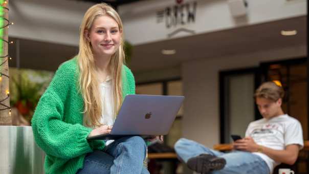 Studenten Logistics Management schrijven iets op papier