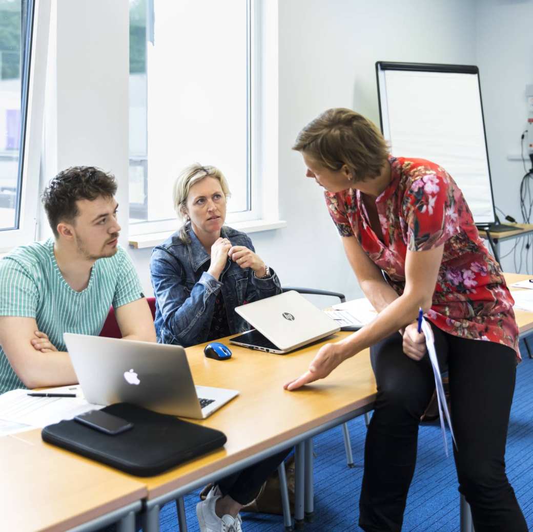 Docent geeft uitleg aan student
