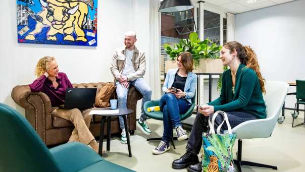 Studenten van de master Duurzaamheidstransities in overleg