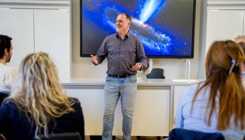 Docent Leraar Natuurkunde staat voor de klas