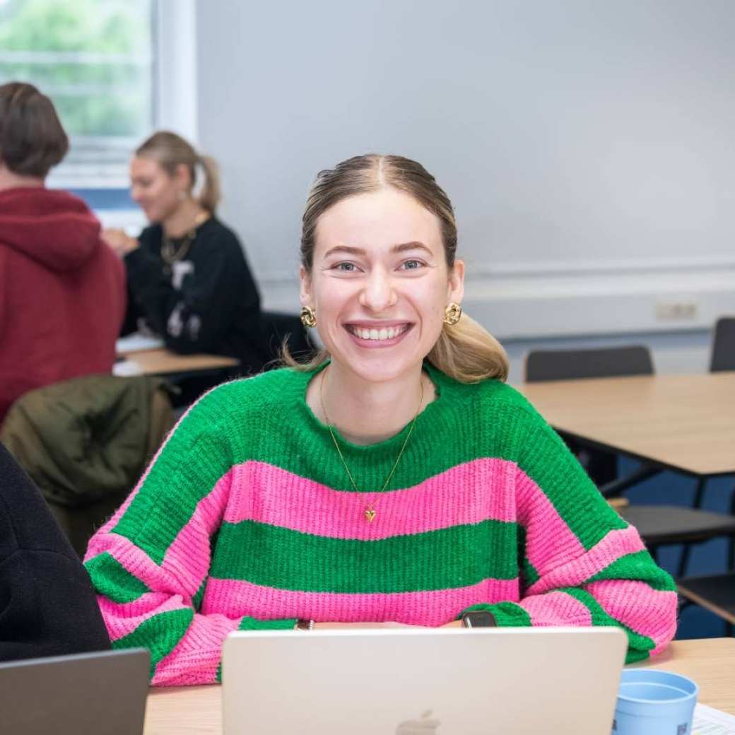 AMM LLO lachende Caitlyn tijdens social work deeltijd