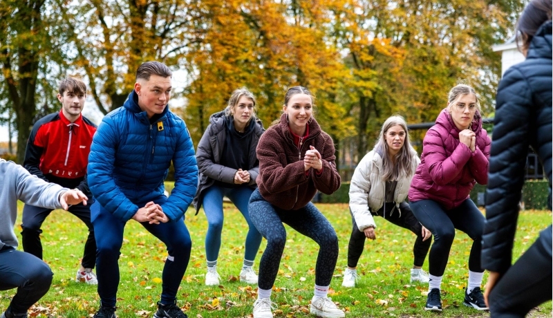 Studenten Ad Sport ondernemende leefstijlcoach in de gymzaal met docent