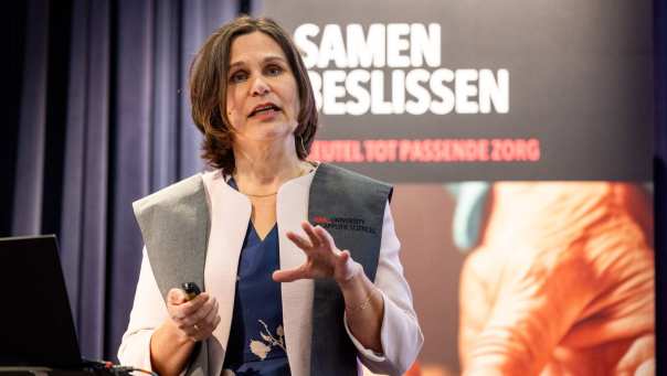 Ruth Pel houdt haar intreerede over Samen Beslissen met ouderen met complexe zorgvragen in het auditorium van de HAN in Nijmegen.