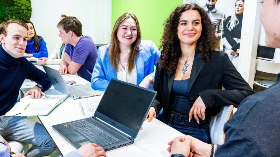 Studenten van hbo Bedrijfskunde in gesprek