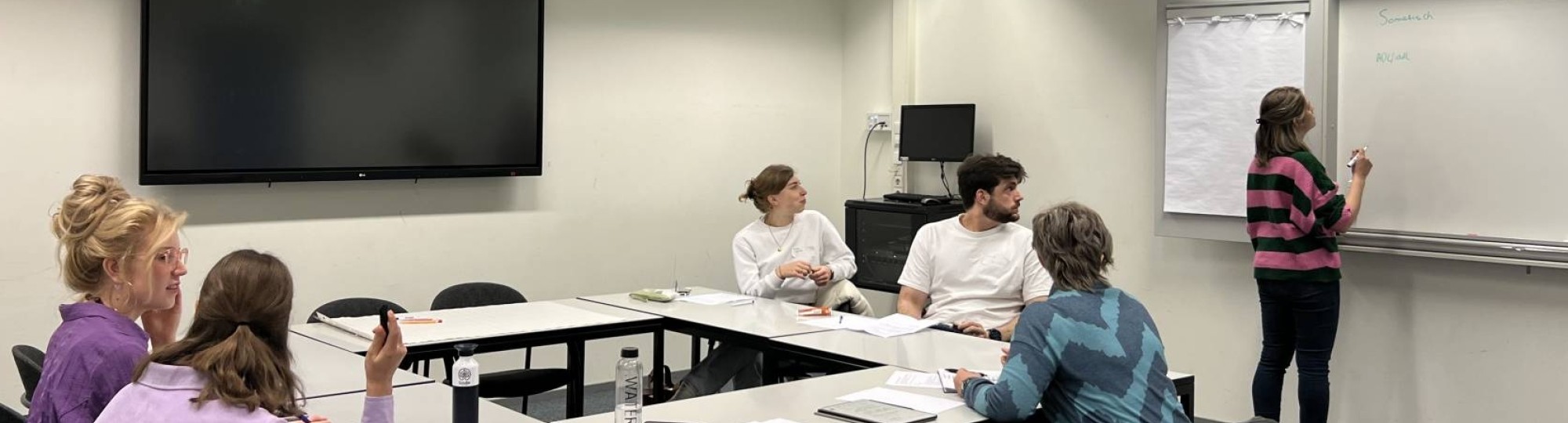 Studenten in zorg en welzijn binnen en buiten de HAN werken samen aan een interprofessionele zorgcasus tijdens een Hackaton