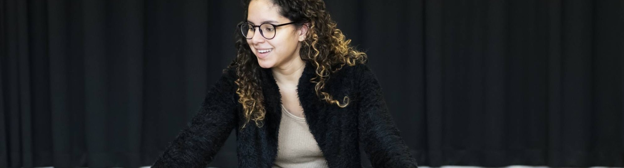 Student psychomotorische therapie doet oefening met ballen