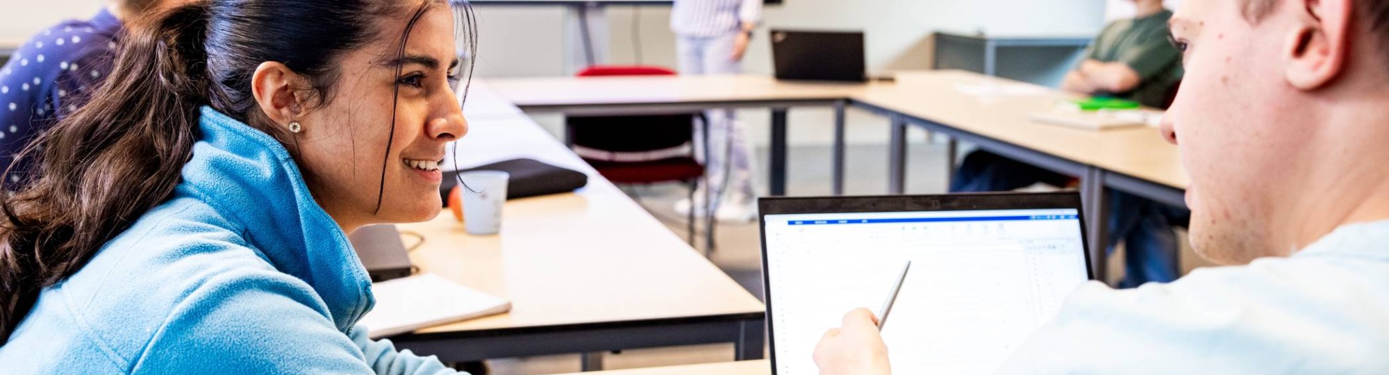 De studenten van de Master Engineering Systems Automotive Systems overleggen in de klas op IPKW.