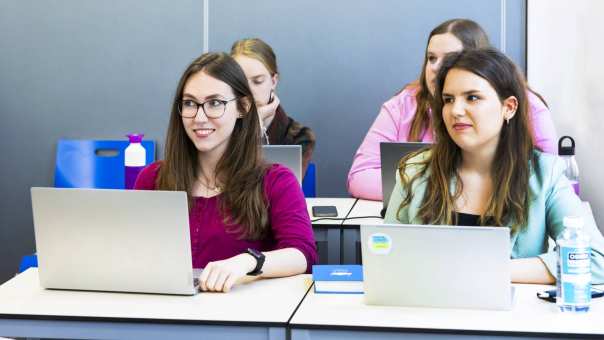 Studenten van de opleiding Communication op de HAN werken tijdens de les aan digitaal ontwerpen op hun laptop