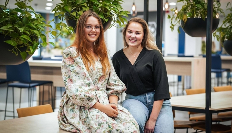Organisatoren collegetour Nikki van Teeffelen en Lideweij Reesink
