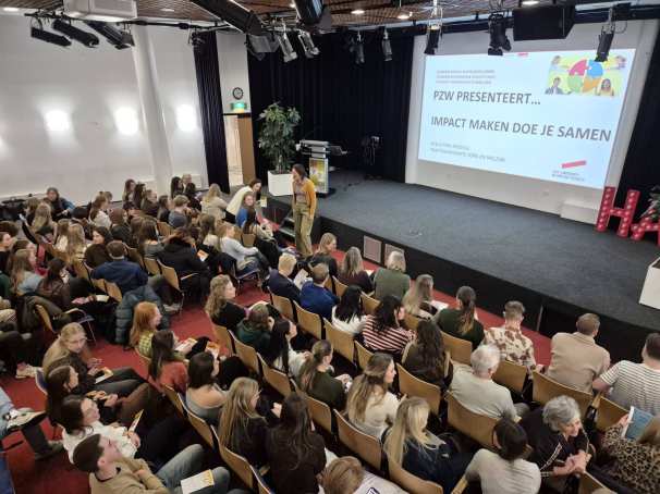 Zaal met deelnemers in beeld tijdens PZW presenteert in januari '26