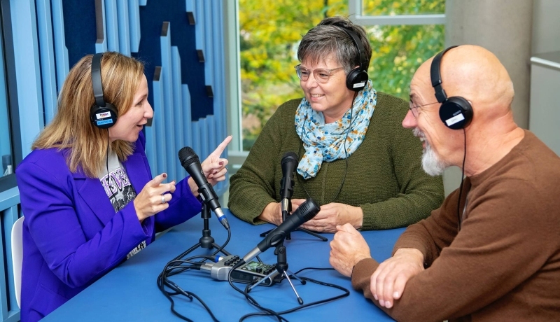 Foto van Master Ontwerpen van Eigentijds Leren. 3 masterstudenten nemen een podcast op. 