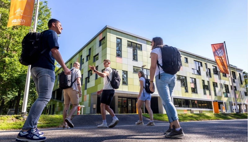 master sport- en beweeginnovatie voltijd studenten lopen buiten van achterzijde in beeld justin antonio tristan en saskia 2022