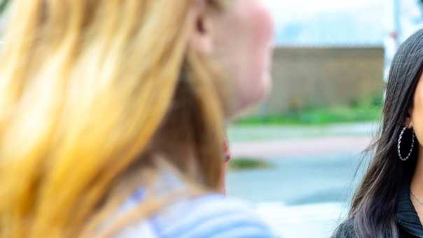Een groep studenten HAN Social Work zijn samen buiten in gesprek.