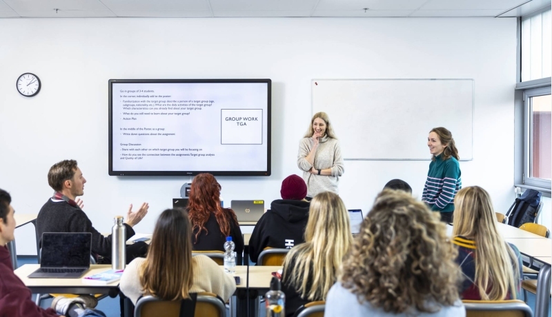 International Social Work, klas, college, 2 docenten, vrouw