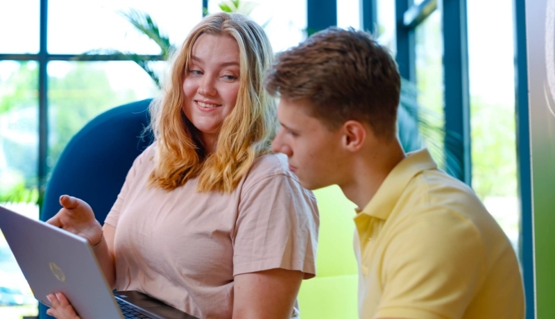 student man en vrouw overleg