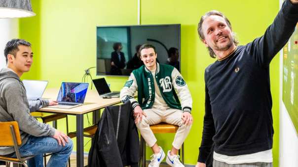 Docent geeft uitleg aan studenten van de bachelor Logistics Management voltijd