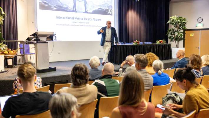 Sfeerfoto Jacques van Hoof tijdens het IMHA tekenmoment op 15 september 2023