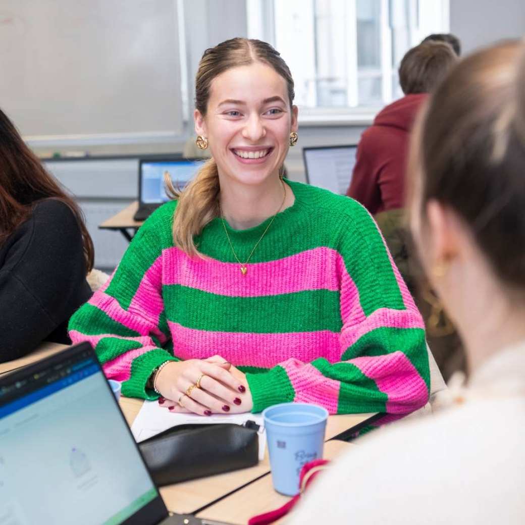 AMM LLO Caitlyn tijdens les Social Work deeltijd