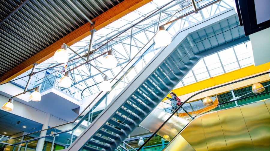 Overzicht gebouw trappen