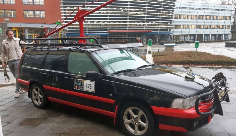 Voor zijn Vrij Project heeft Rutger Hazeleger, HAN-student Industrieel Product Ontwerpen (IPO), zijn stoute schoenen aangetrokken. Hij liet zijn onderbewuste Automotive-hart harder kloppen en kocht een oude Volvo. Deze knapte hij op met als doel: deelnemen aan de Carbage Run! 