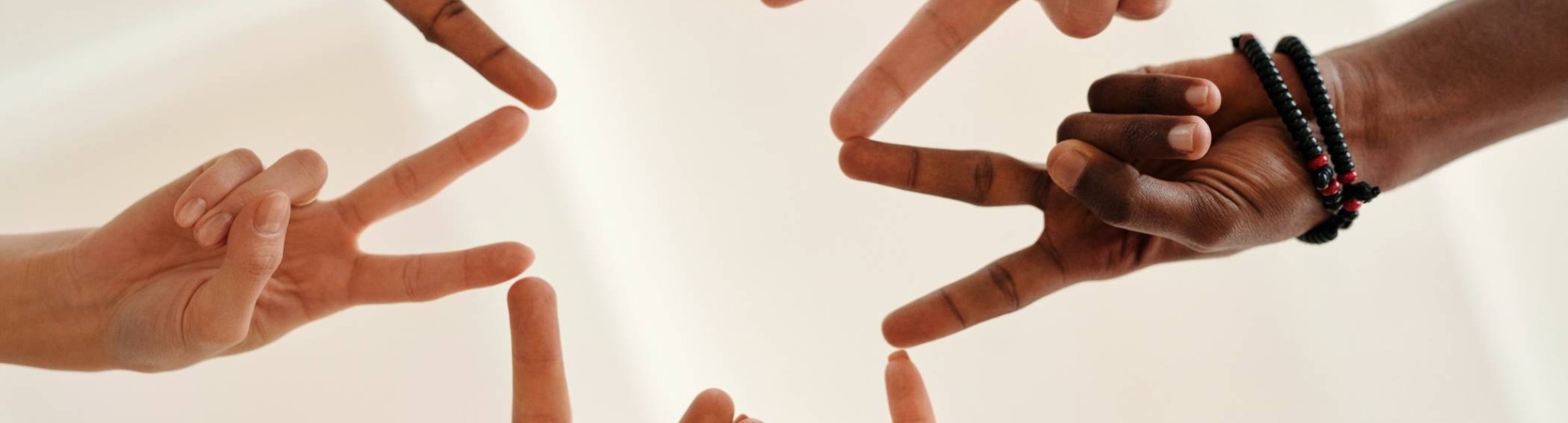 Handen in een kring vormen samen een ster. metafoor voor inclusie