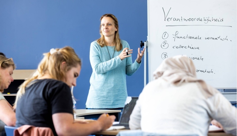Studenten van de master pedagogiek volgen een les op de groenewoudseweg