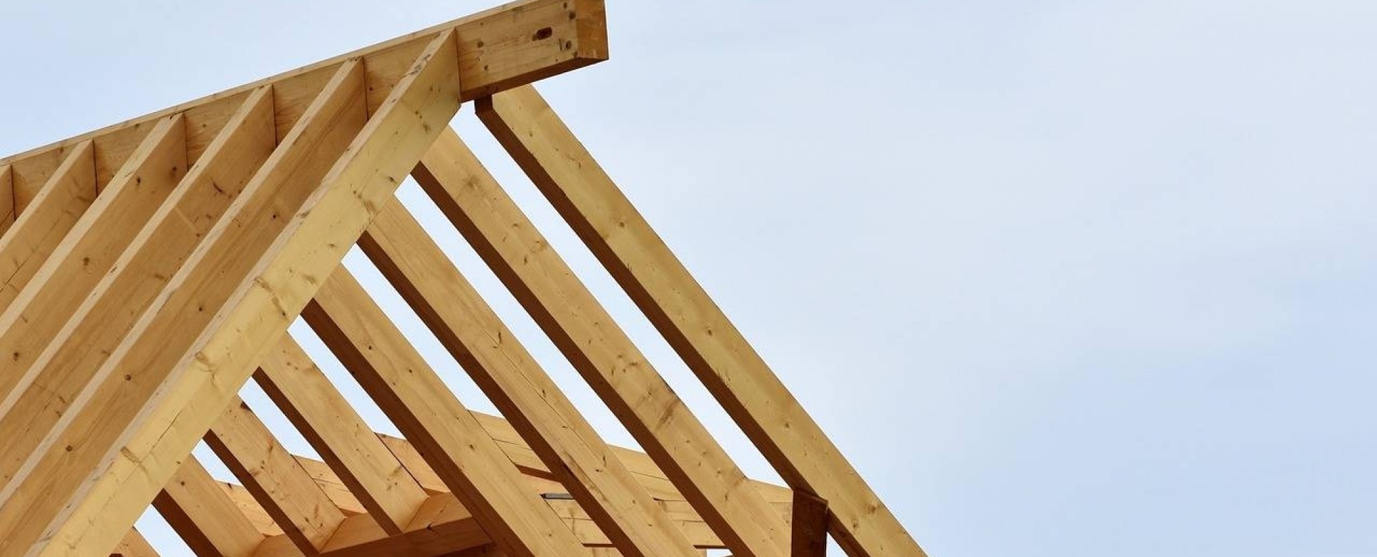 houtbouw tegen een blauwe lucht