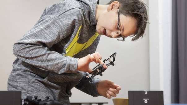Jongen speelt met een drone. SEECE, energietalent, energietransitie, drone, Engineering, jongeren, techniek