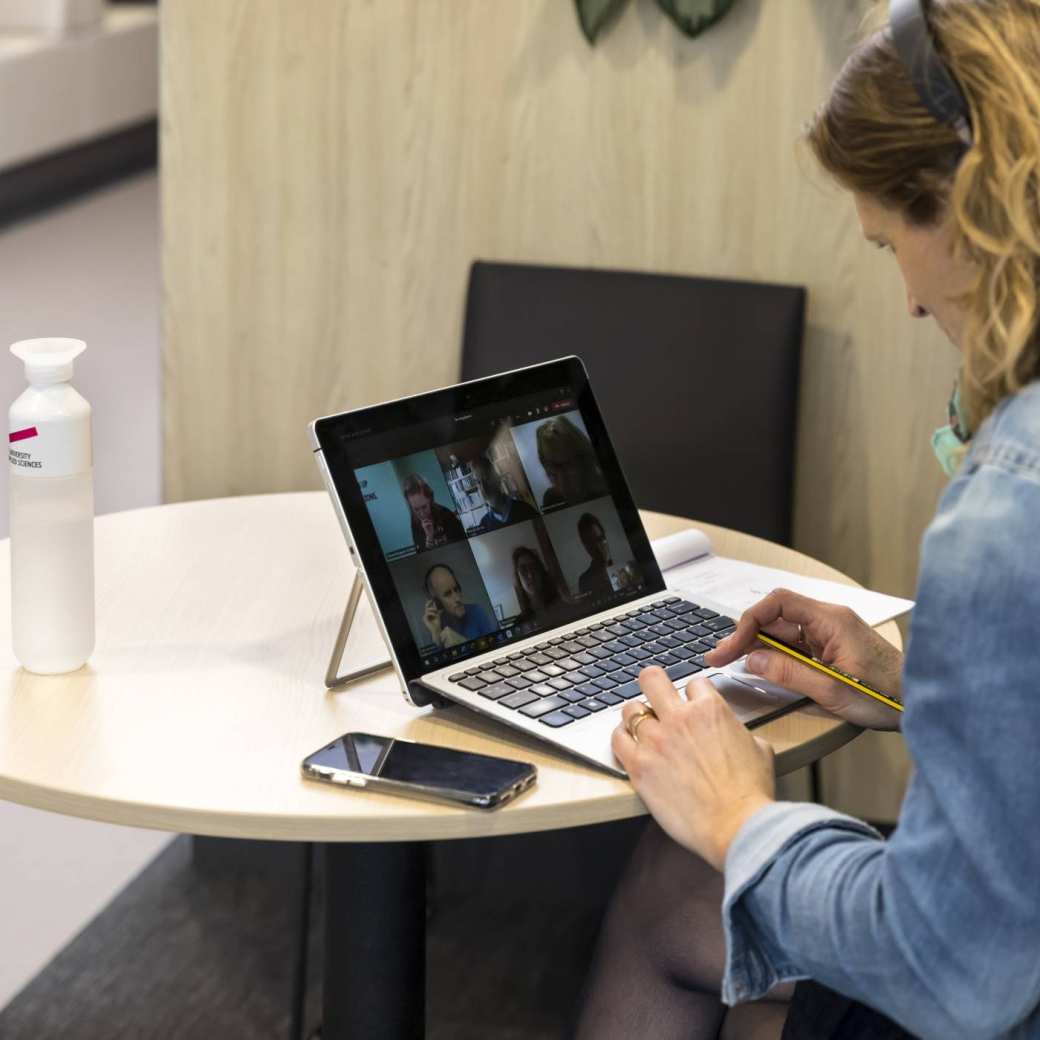 Student Master Social Work volgt online les