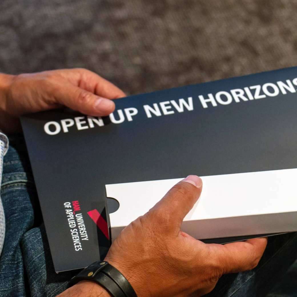 illustratie zwarte omslagmap met opdruk open up new horizons