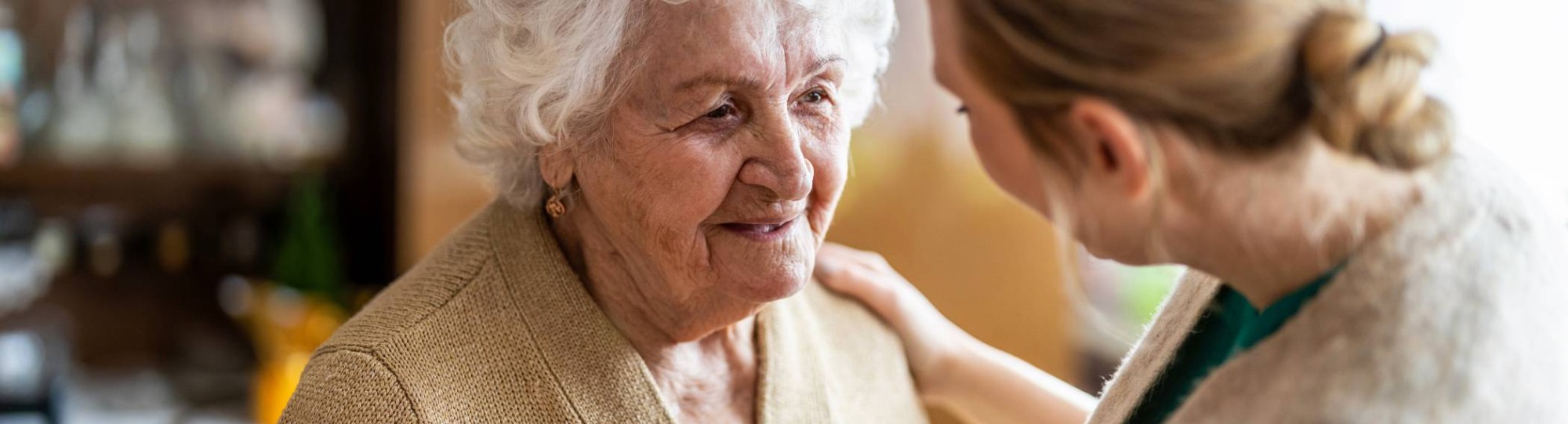 Verpleegkundige in gesprek met oudere vrouw