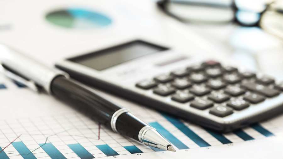 Foto van rekenmachine en grafieken voor projectpagina Associate lectoraat Sustainable Finance & Tax